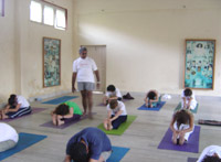 Acharya Vishwanath conduzindo uma aula de Yoga