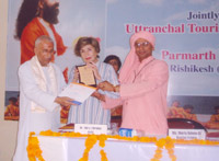 Dr. Rakesh Dutt, Maria Helena e Yogi Rakesh Nath Ji entregando o certificado de Participação